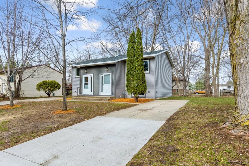 571 N Montgomery Ave, Le Center, MN 56057