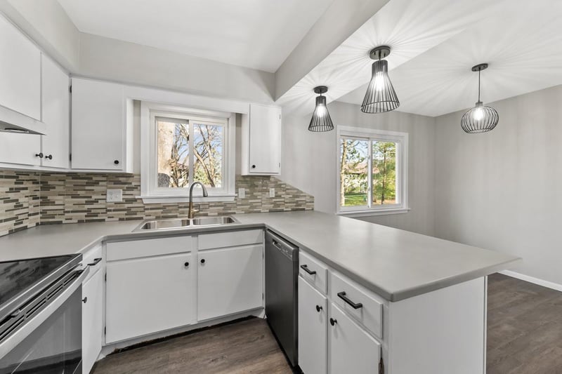 571 N Montgomery Ave, Le Center, MN 56057