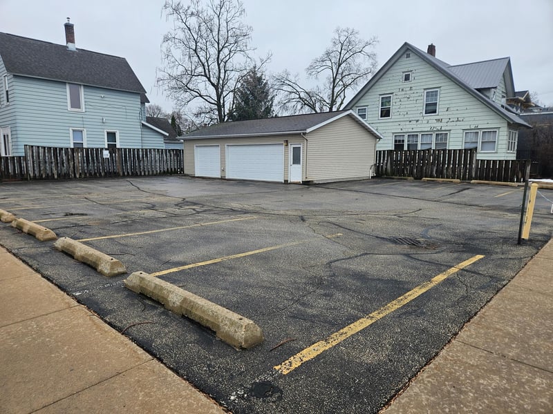 176 W 8th St & 402 Center St, Winona, MN 55987