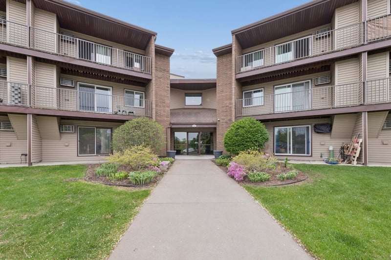 3440 Golfview Dr #121, Eagan, MN 55123