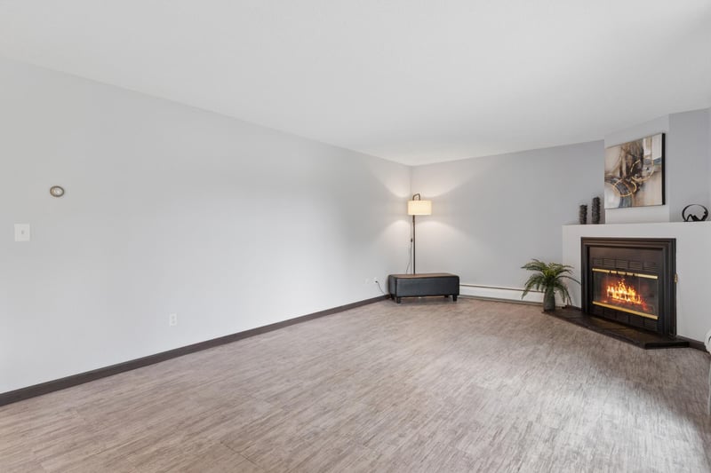 3440 Golfview Dr #121, Eagan, MN 55123