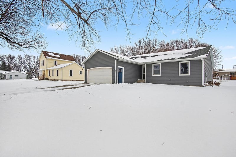 406 S 3rd St, Beaver Creek, MN 56116