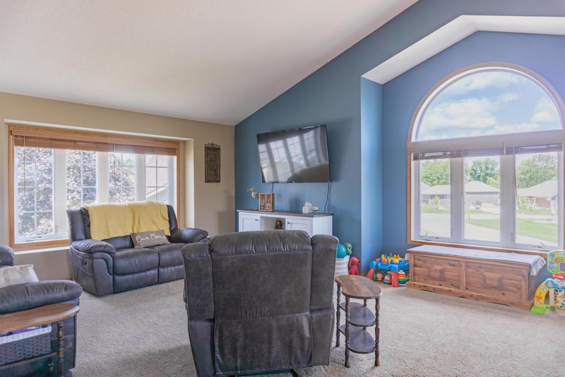 211 Clover Ct, Jordan, MN 55352