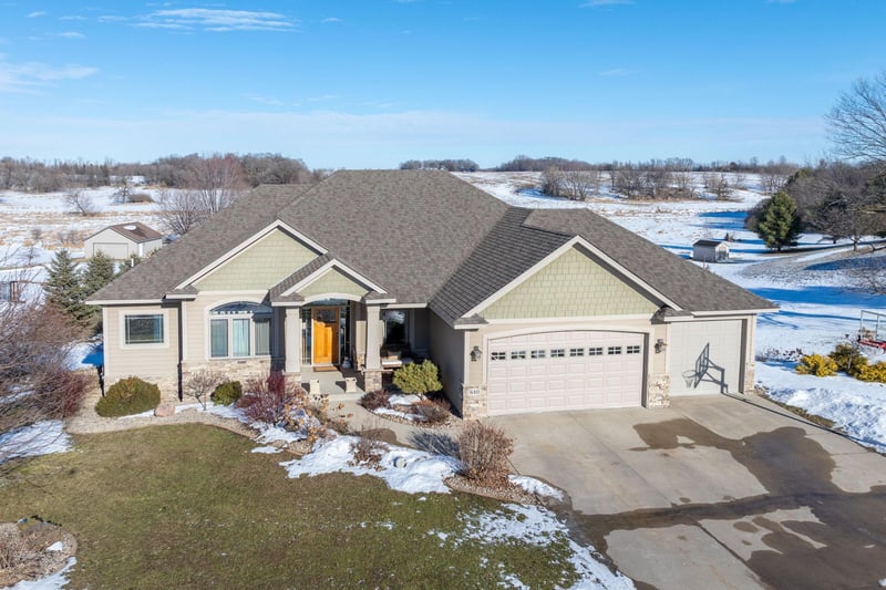 610 E Rolling Hills Dr, Le Center, MN 56057
