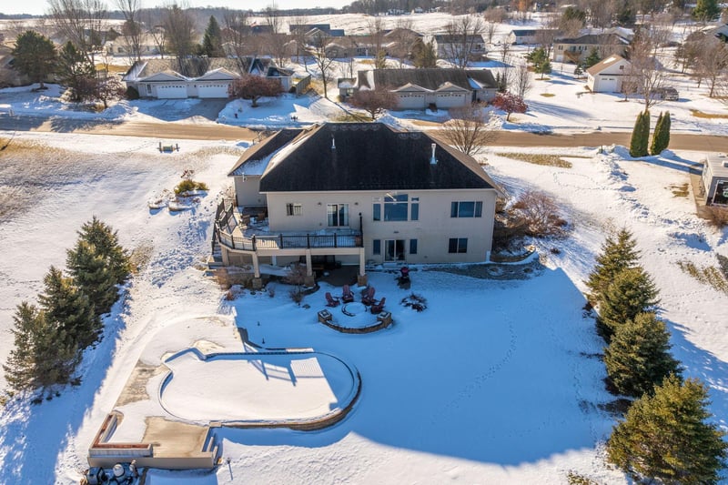 610 E Rolling Hills Dr, Le Center, MN 56057