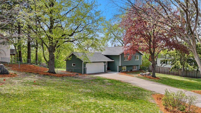 4497 Evergreen Dr, Vadnais Heights, MN 55127