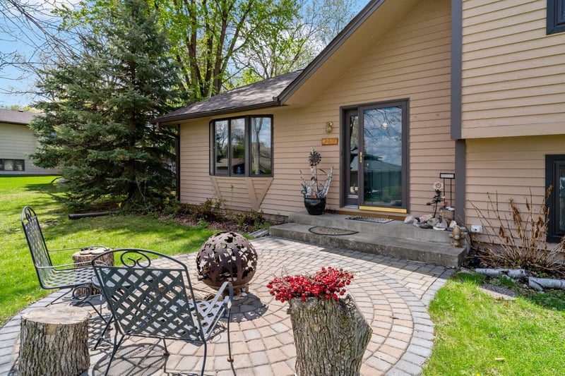 1213 Bluebill Bay Rd, Burnsville, MN 55306