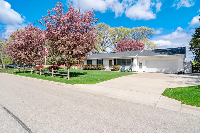 39 Labore Ave, Little Canada, MN 55117
