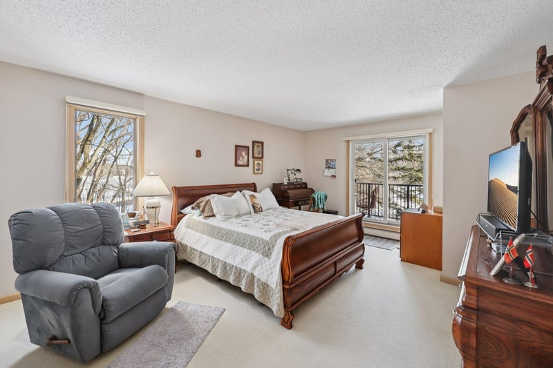 5601 Dewey Hill Rd #211, Edina, MN 55439
