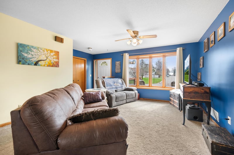 370 7th St SW, Plainview, MN 55964