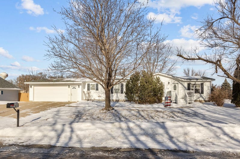901 Sellards Dr, Dassel, MN 55325