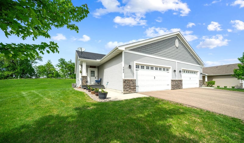 592 Shoreview Ln, Norwood Young America, MN 55397