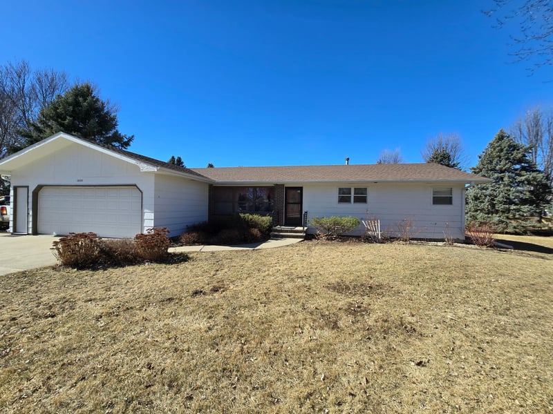 1025 W Fairview Dr, Luverne, MN 56156