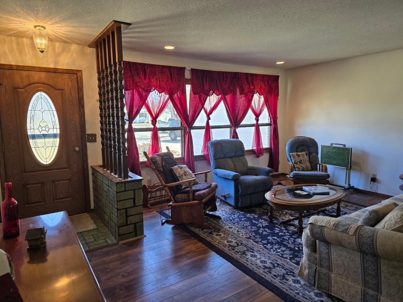 1025 W Fairview Dr, Luverne, MN 56156