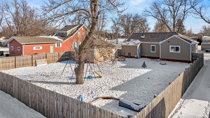 302 S Oak St, Hendricks, MN 56136