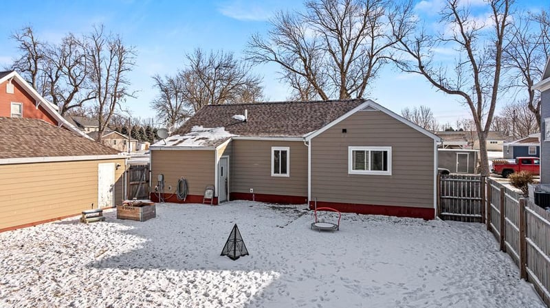 302 S Oak St, Hendricks, MN 56136