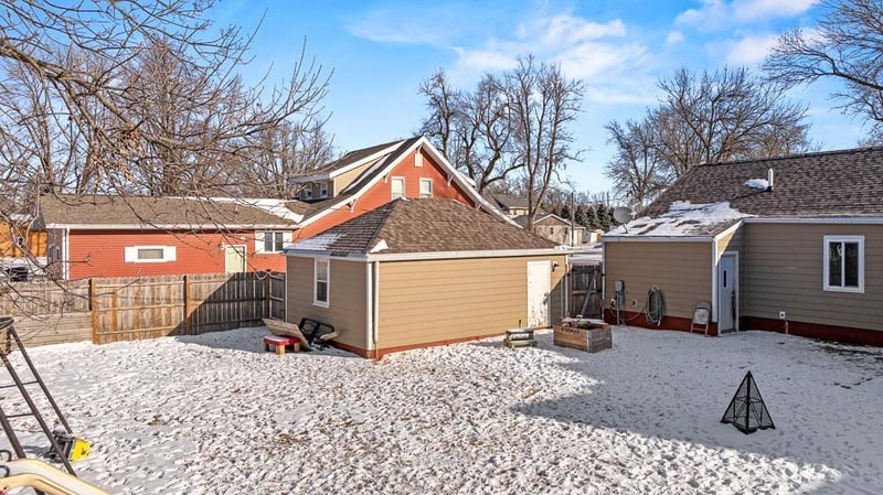 302 S Oak St, Hendricks, MN 56136