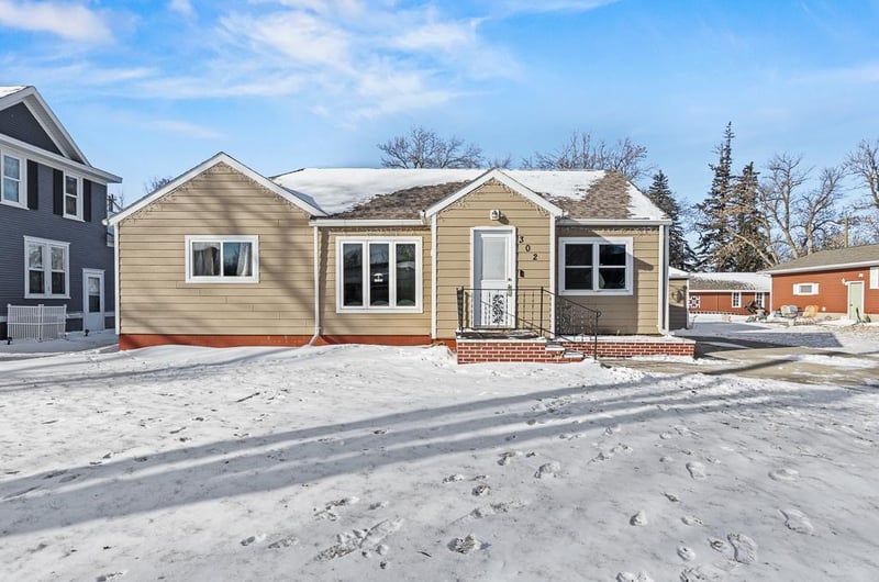 302 S Oak St, Hendricks, MN 56136
