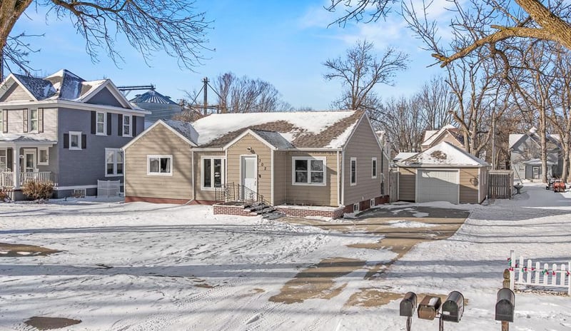 302 S Oak St, Hendricks, MN 56136