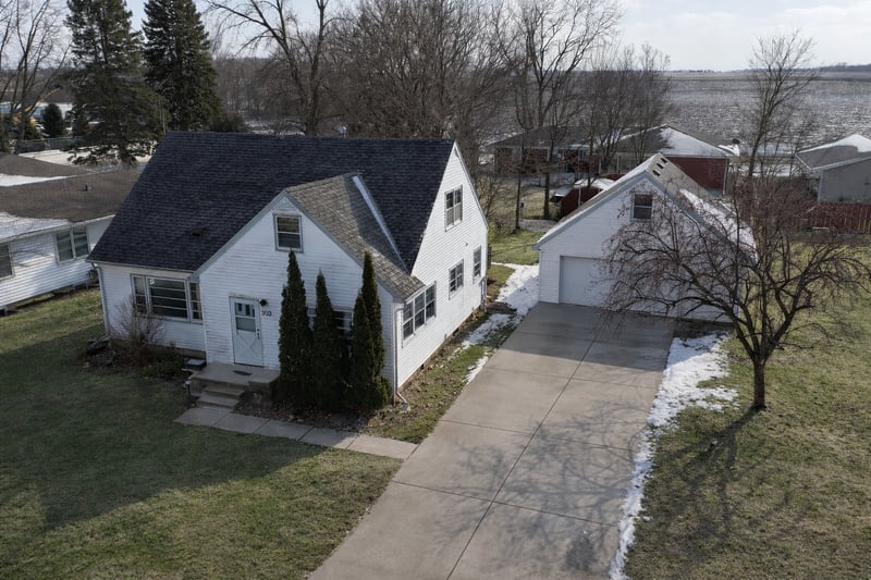 903 W Birch Ave, Olivia, MN 56277