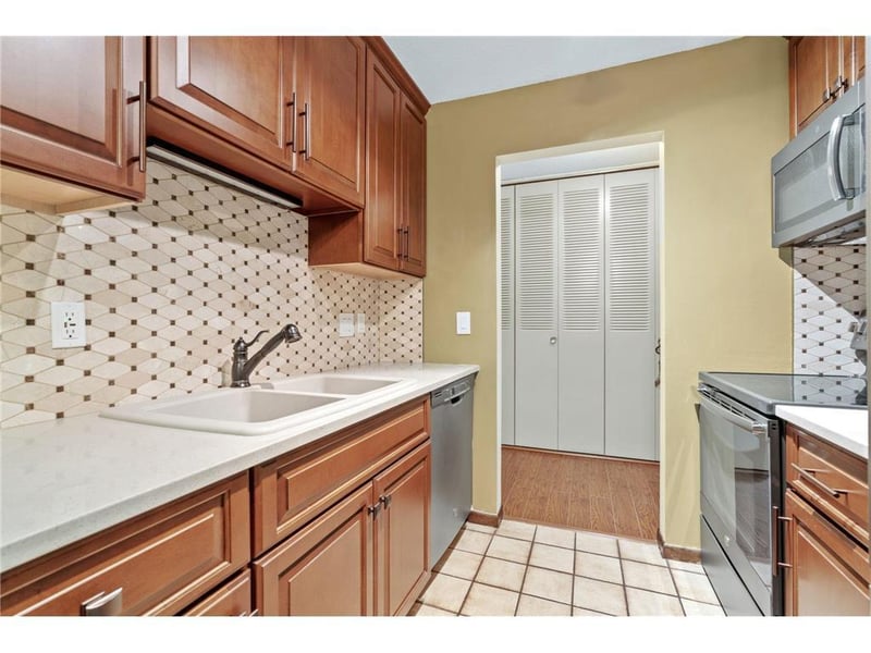 2801 Flag Ave N #314, New Hope, MN 55427