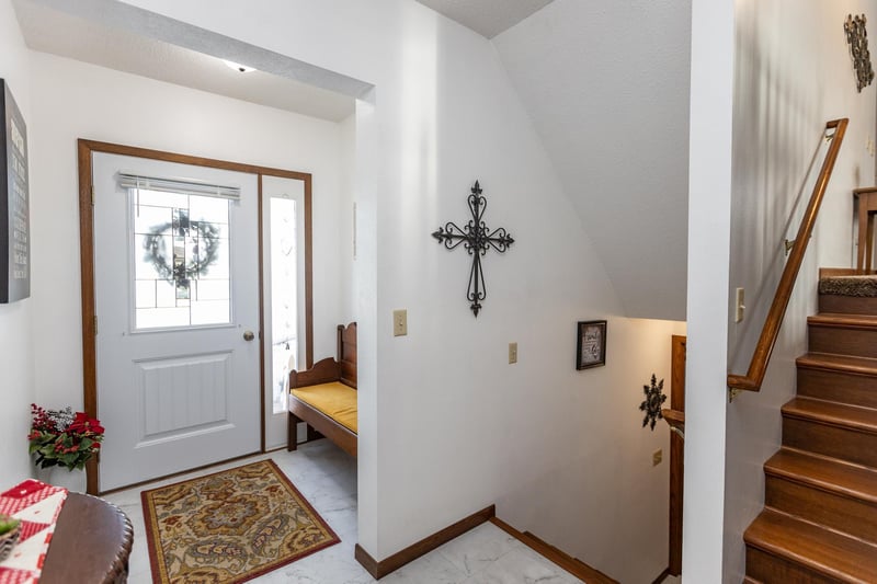 1304 Camelot Ct, Fairmont, MN 56031