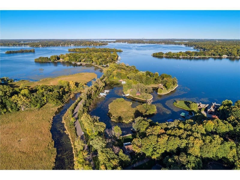 4720 Lagoon Dr, Shorewood, MN 55364