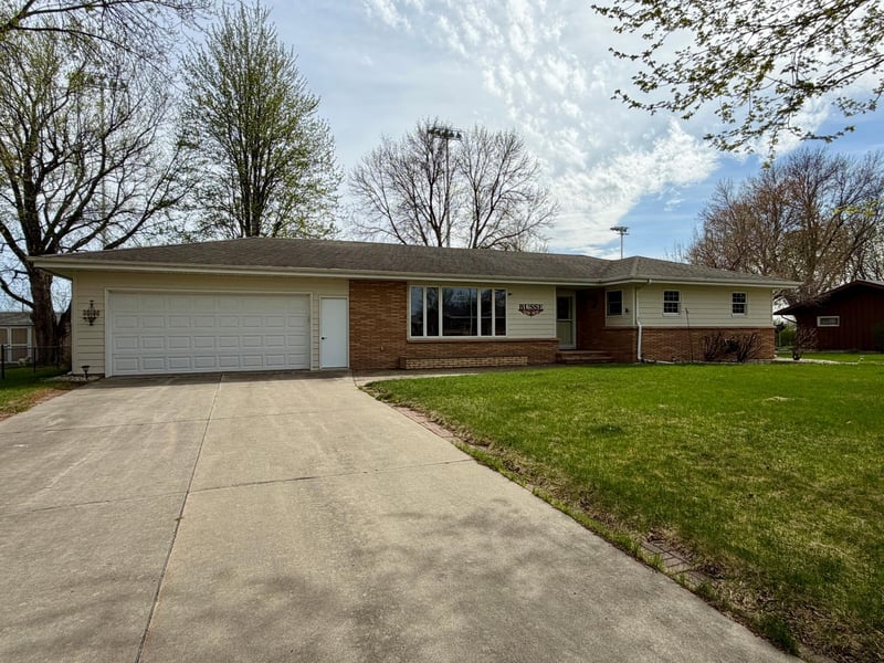 417 S Fairview Dr, Luverne, MN 56156