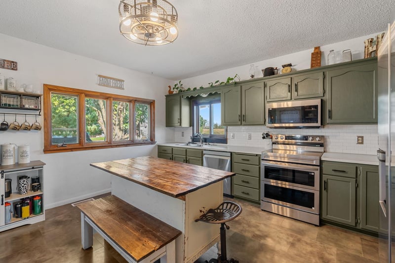 1642 S Hill Ave, Ogilvie, MN 56358