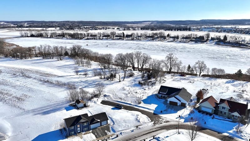 1011 Waters Edge Cir, Avon, MN 56310