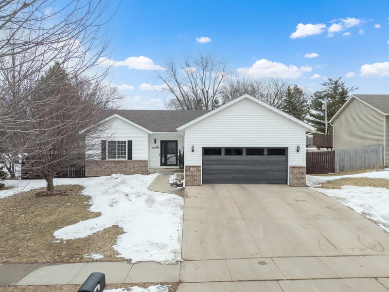 502 Maplebrook Dr NE, Stewartville, MN 55976