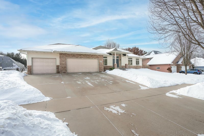 3139 Anric Dr, Eau Claire, WI 54701
