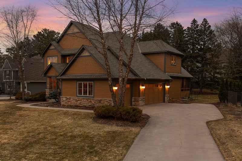 2150 Pinehurst Dr, Chanhassen, MN 55317