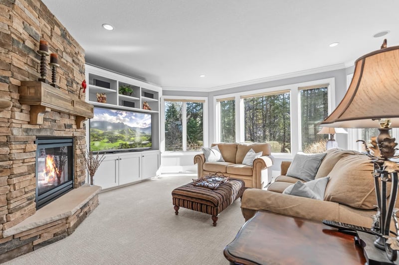 2150 Pinehurst Dr, Chanhassen, MN 55317