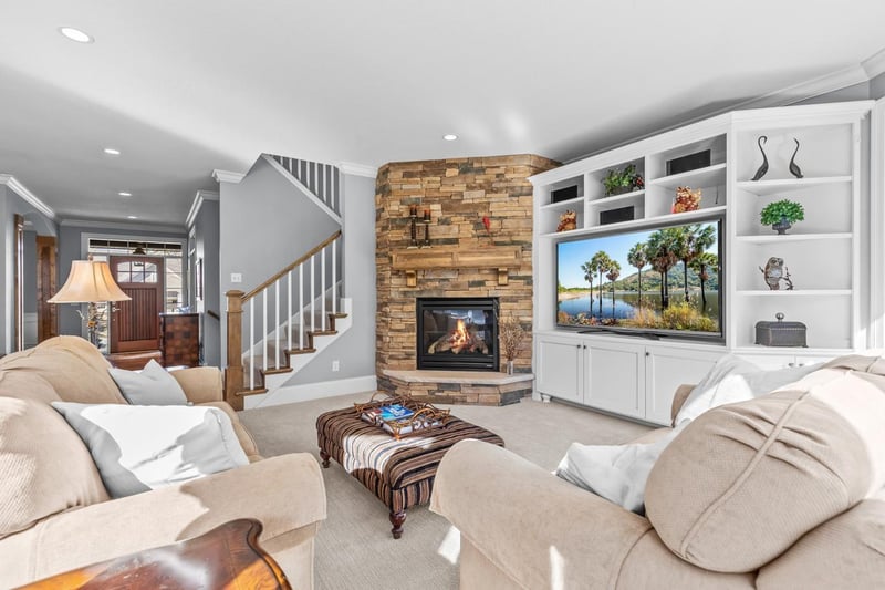 2150 Pinehurst Dr, Chanhassen, MN 55317