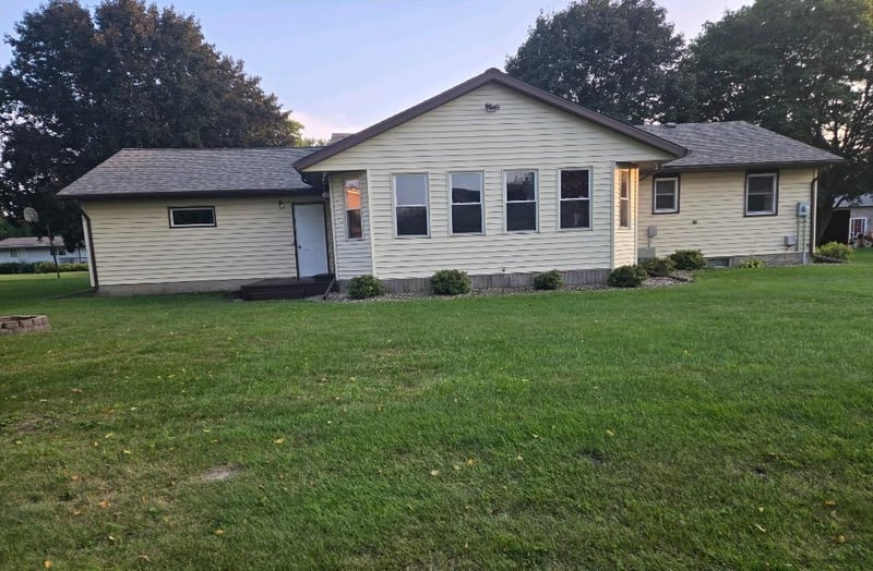 801 3rd St SW, Wells, MN 56097