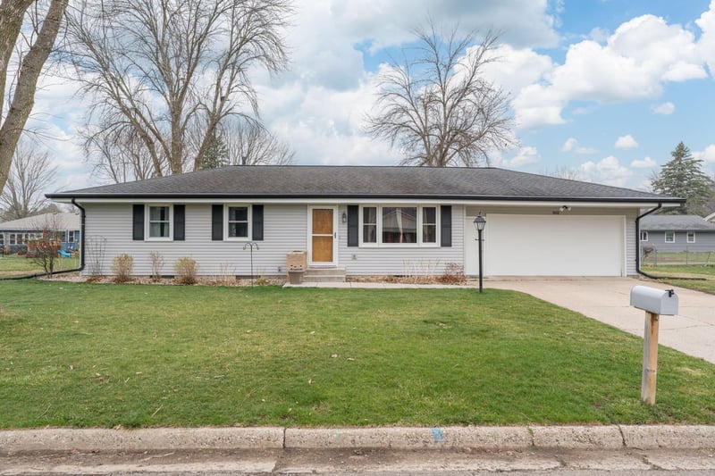 502 S 7th St, Le Sueur, MN 56058