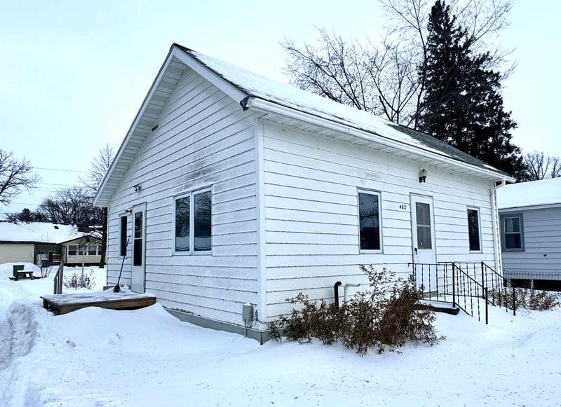 402 2nd Ave SE, Roseau, MN 56751