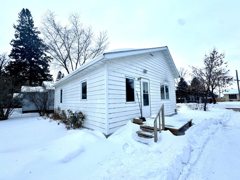 402 2nd Ave SE, Roseau, MN 56751