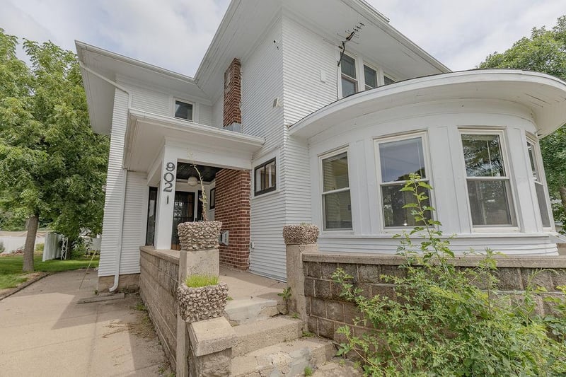 902 White St, Jackson, MN 56143