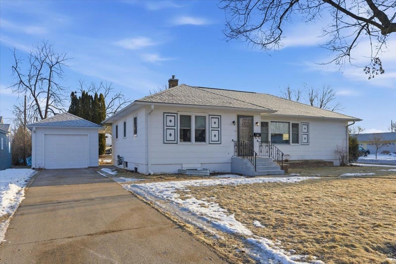 402 N Oak St, Lake City, MN 55041