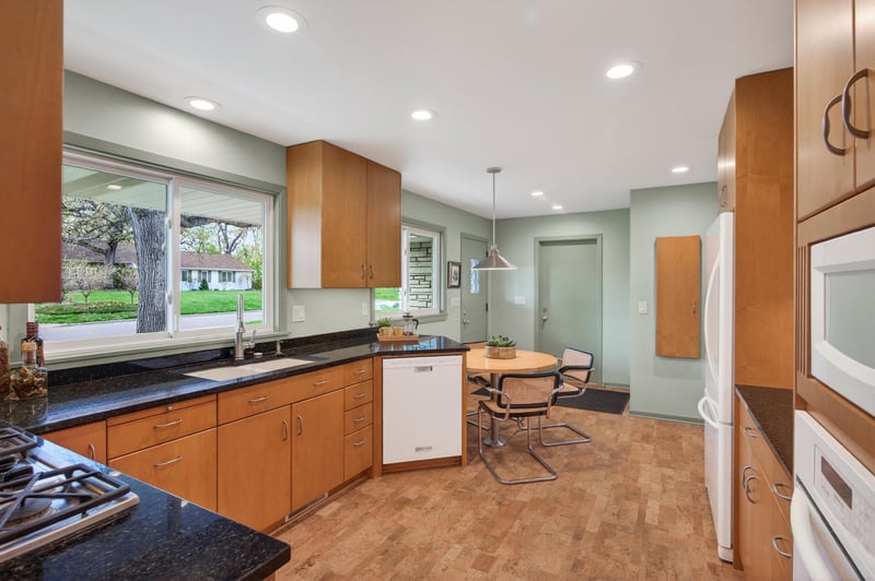 124 Ardmore Dr, Golden Valley, MN 55422