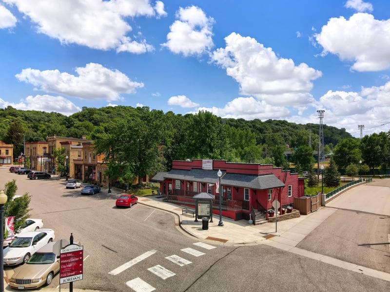 1327 Highland Ln, Jordan, MN 55352
