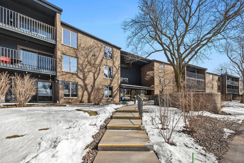 5120 W 102nd St #204, Bloomington, MN 55437
