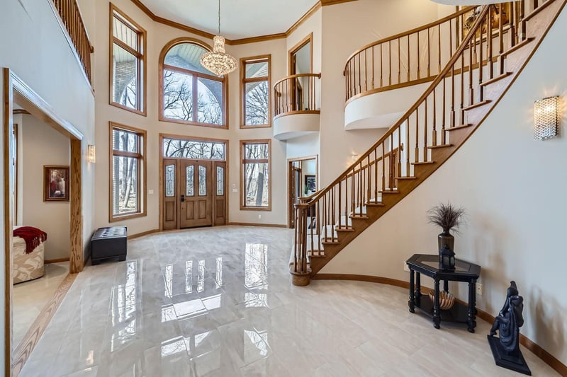 4 W Bay Ln, North Oaks, MN 55127