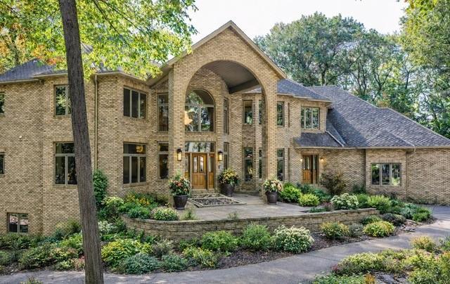 4 W Bay Ln, North Oaks, MN 55127