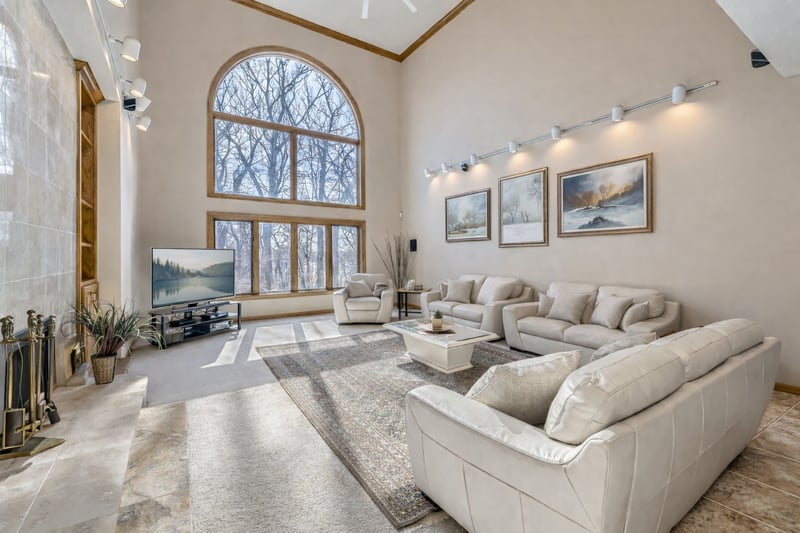 4 W Bay Ln, North Oaks, MN 55127