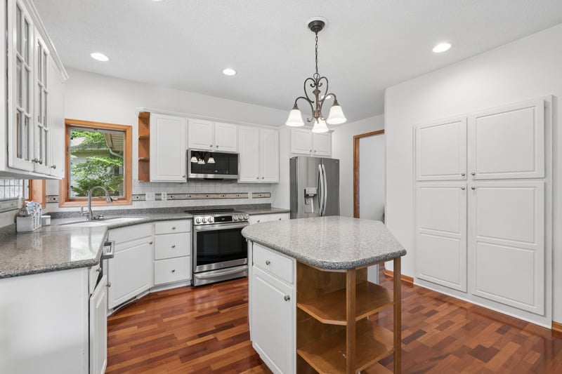 1540 Viewcrest Ln, Burnsville, MN 55337