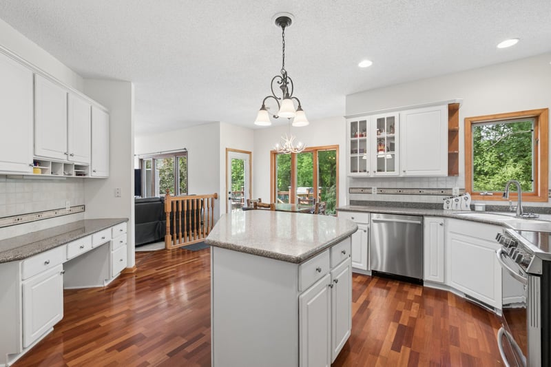 1540 Viewcrest Ln, Burnsville, MN 55337