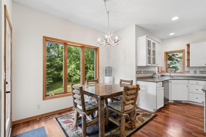 1540 Viewcrest Ln, Burnsville, MN 55337